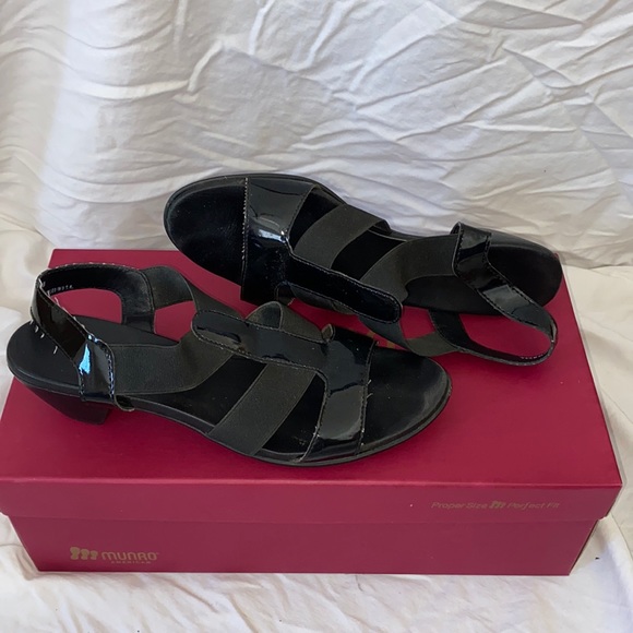 Munro American Black Carmen Sandals size 8